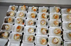 พรรคปวงชนไทย เร่งช่วยผู้ประสบภัย มอบข้าวกล่องในจังหวัดตรัง