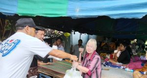 พรรคปวงชนไทย มอบข้าวกล่องช่วยผู้ประสบภัยน้ำท่วมนาโยง จ.ตรัง