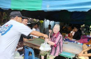 พรรคปวงชนไทย มอบข้าวกล่องช่วยผู้ประสบภัยน้ำท่วมนาโยง จ.ตรัง
