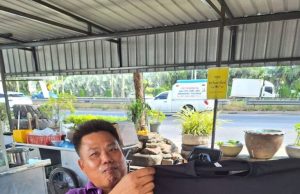 พรรคปวงชนไทย ลงพื้นที่พบปะประชาชนที่ ดี.อาร์.ยางยนต์ สมุทรปราการ