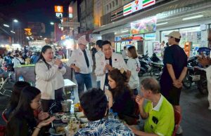 เอกสิทธิ์ ปวงชนไทย ลุยตลาดเมืองกาญจน์ หนุนสกายวอล์ค